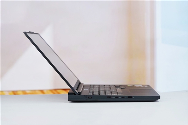 专业OLED超竞屏!联想拯救者Y9000P 2025AI元启游戏本图赏