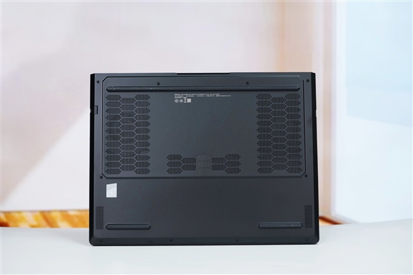 专业OLED超竞屏!联想拯救者Y9000P 2025AI元启游戏本图赏