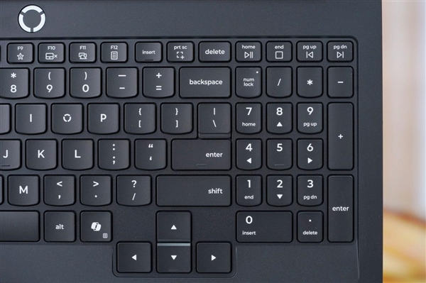 专业OLED超竞屏!联想拯救者Y9000P 2025AI元启游戏本图赏