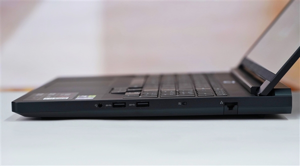 专业OLED超竞屏!联想拯救者Y9000P 2025AI元启游戏本图赏