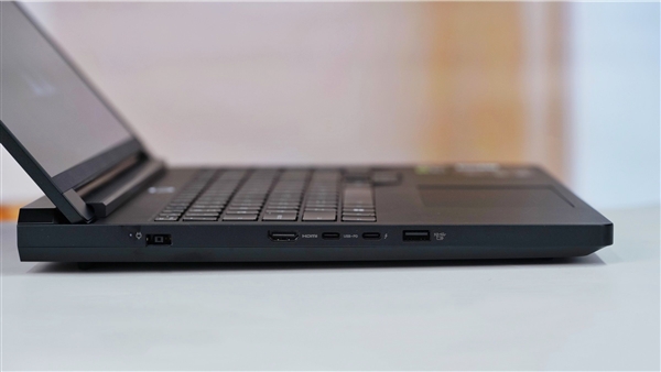 专业OLED超竞屏!联想拯救者Y9000P 2025AI元启游戏本图赏