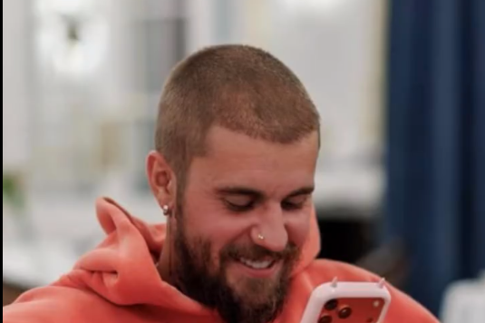 歌手贾斯汀·比伯吐槽iPhone按钮设计不合理:气得想对苹果全体员工来‘裸绞锁喉’