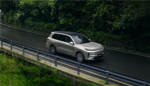 吉利高管:有车企为博流量盲目模仿 拉低抹黑中国车设计高度