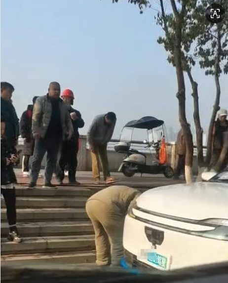 株洲一无人驾驶汽车撞倒路人 当地:交警和救护车已到现场处理