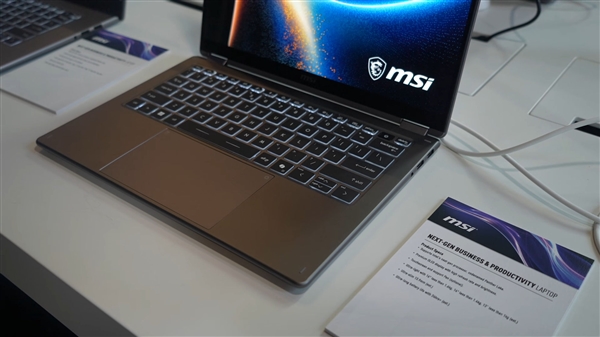 微星展示全球首批Panther Lake笔记本:记者上手连连惊呼
