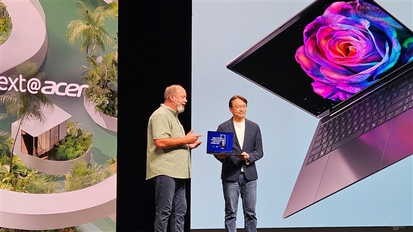 微星展示全球首批Panther Lake笔记本:记者上手连连惊呼