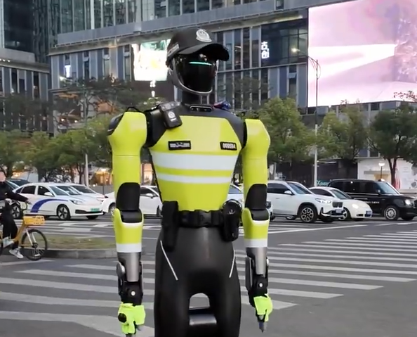 杭州机器人交警火了：可指挥交通 精准识别交通违法行为