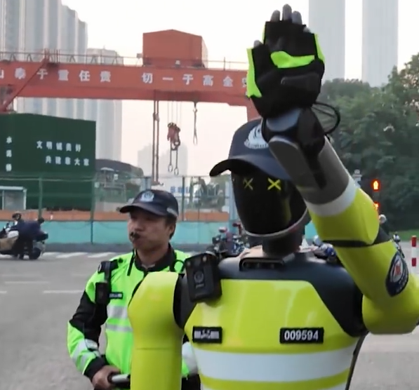 杭州机器人交警火了：可指挥交通 精准识别交通违法行为