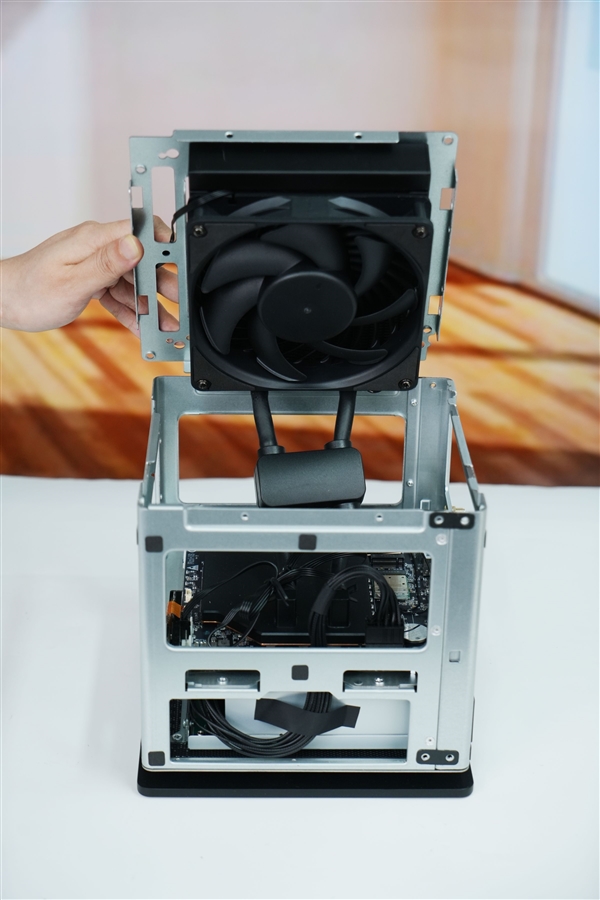 全球首个液冷迷你机!abee AI Station 395 Max工作站图赏