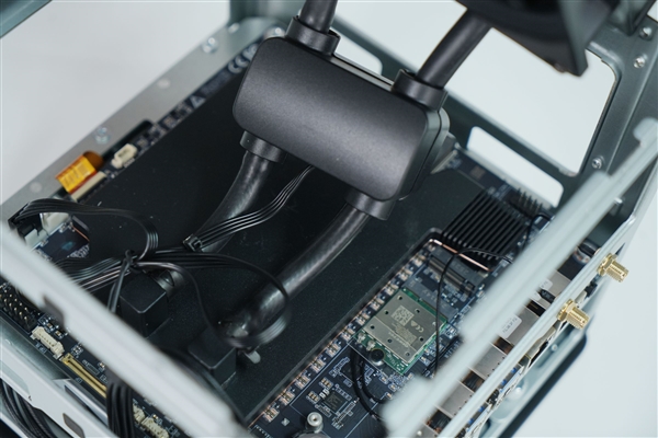 全球首个液冷迷你机!abee AI Station 395 Max工作站图赏