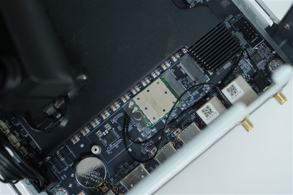 全球首个液冷迷你机!abee AI Station 395 Max工作站图赏