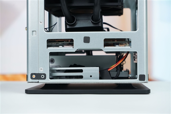 全球首个液冷迷你机!abee AI Station 395 Max工作站图赏