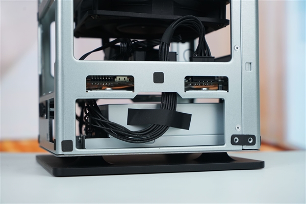 全球首个液冷迷你机!abee AI Station 395 Max工作站图赏