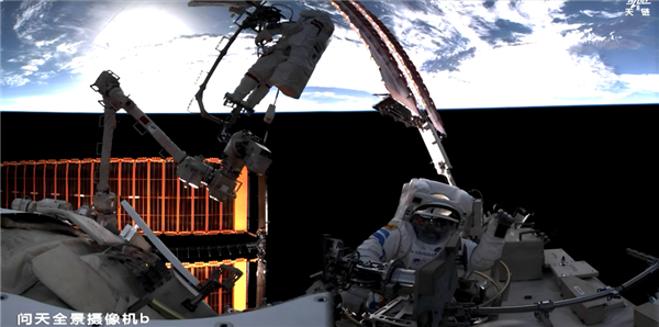 神21航天员完成第一次出舱：武飞成为我国出舱最年轻航天员