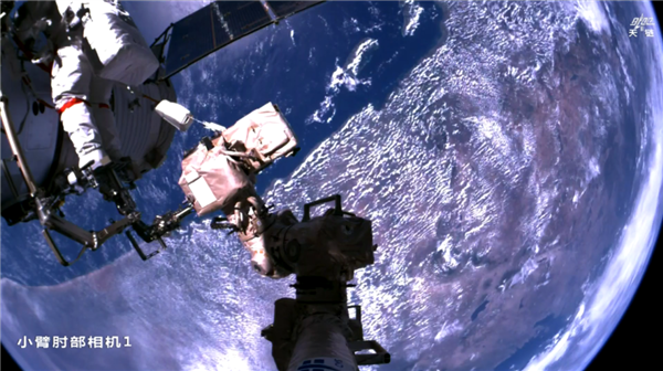 神21航天员完成第一次出舱：武飞成为我国出舱最年轻航天员
