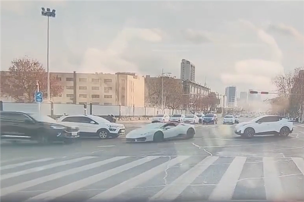 无牌兰博基尼小牛闯灯转弯被直行SUV撞个正着:损失惨重