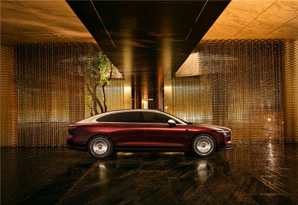 全系63度大电池+华为ADS4 岚图追光L上市：27.99万起