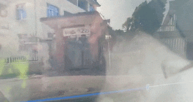 轿车被撞后竟刹车失灵 滑行百米一头“扎进”民房