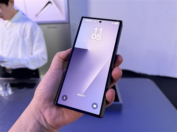 三星Galaxy Z TriFold上手:三折叠新物种 开屏被震撼到了