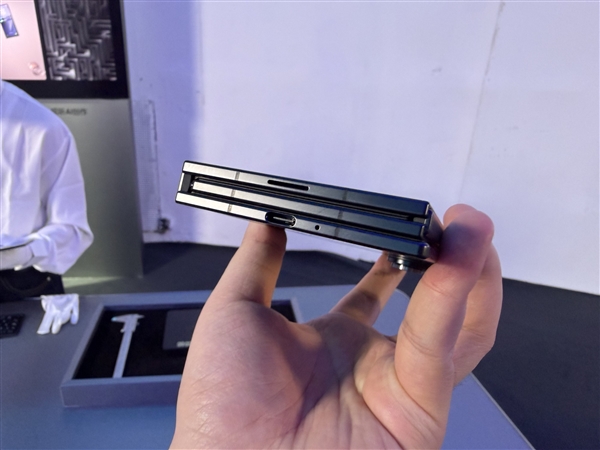 三星Galaxy Z TriFold上手:三折叠新物种 开屏被震撼到了