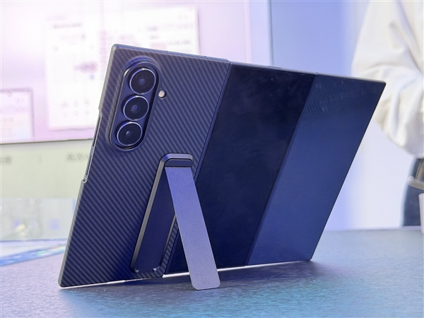 三星Galaxy Z TriFold上手:三折叠新物种 开屏被震撼到了