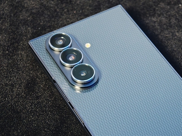 三星Galaxy Z TriFold上手:三折叠新物种 开屏被震撼到了