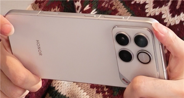 荣耀WIN真机首次亮相！横向大矩阵Deco 主动散热风扇吸睛