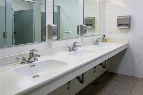 为啥公共厕所的门下都要空一截?原因竟是……