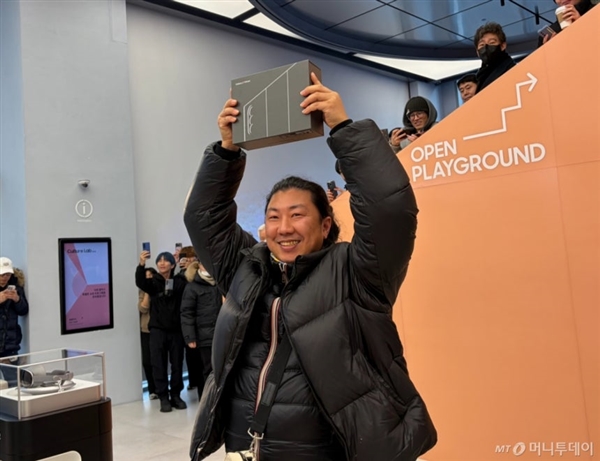 全球首个三星三折叠屏消费者诞生:42岁 严寒中排队将近24小时