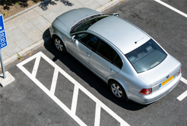 车主吐槽路边停车4分钟被收费2元 客服:按次收费 一天也是2元