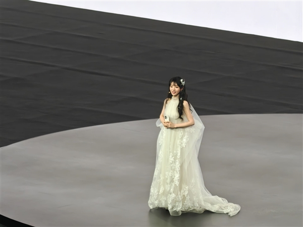 田曦薇惊喜亮相vivo S50发布会:一袭白裙美翻了