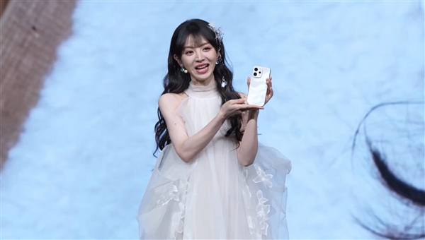 田曦薇惊喜亮相vivo S50发布会:一袭白裙美翻了