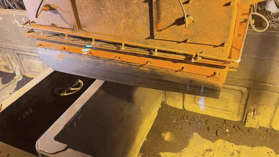 中国110节超长火车在“灯泡线”上不停绕圈 时速仅1公里