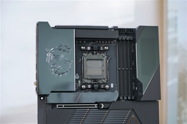 限量1000块!微星MEG X870E GODLIKE X EDITION主板图赏