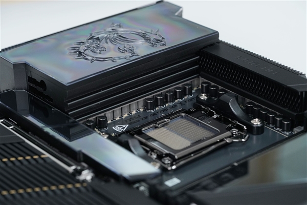 限量1000块!微星MEG X870E GODLIKE X EDITION主板图赏