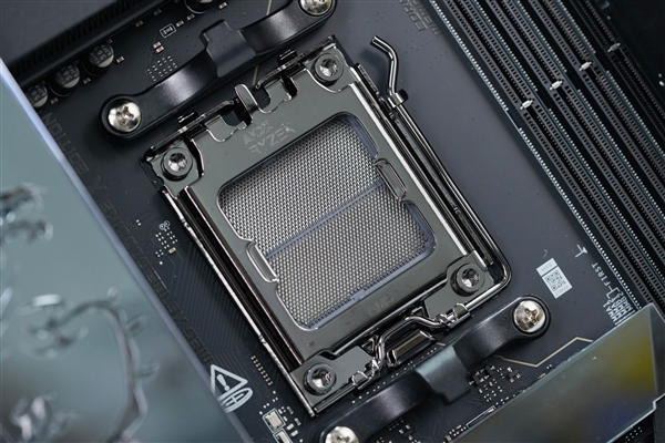 限量1000块!微星MEG X870E GODLIKE X EDITION主板图赏