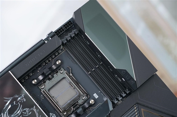 限量1000块!微星MEG X870E GODLIKE X EDITION主板图赏