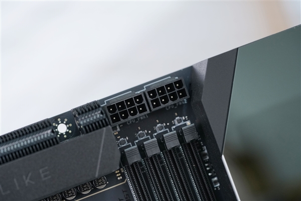 限量1000块!微星MEG X870E GODLIKE X EDITION主板图赏