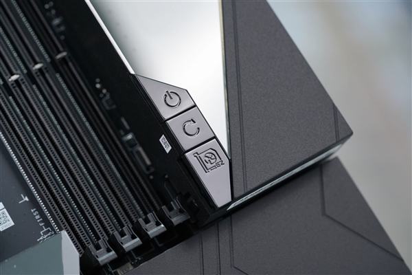 限量1000块!微星MEG X870E GODLIKE X EDITION主板图赏