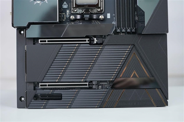 限量1000块!微星MEG X870E GODLIKE X EDITION主板图赏