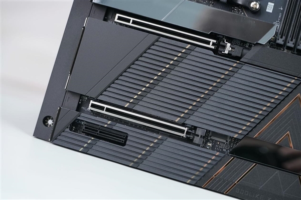 限量1000块!微星MEG X870E GODLIKE X EDITION主板图赏