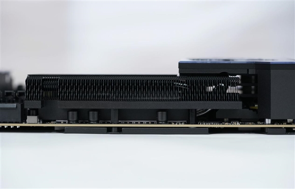 限量1000块!微星MEG X870E GODLIKE X EDITION主板图赏