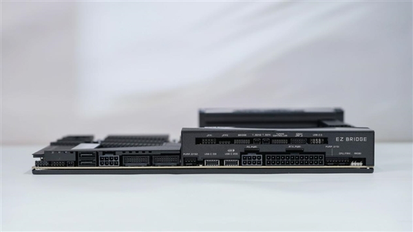 限量1000块!微星MEG X870E GODLIKE X EDITION主板图赏