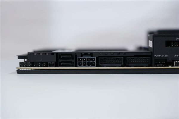 限量1000块!微星MEG X870E GODLIKE X EDITION主板图赏