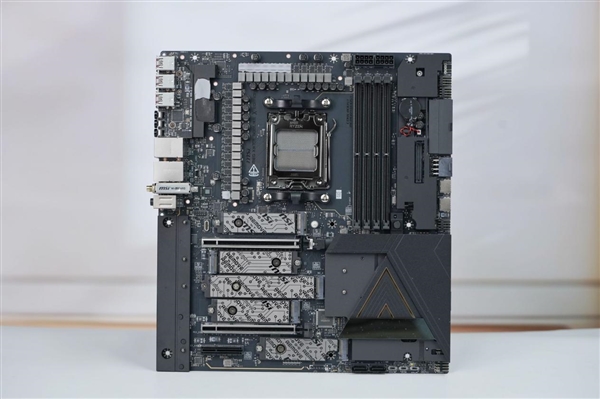 限量1000块!微星MEG X870E GODLIKE X EDITION主板图赏