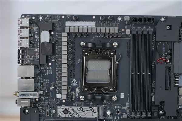 限量1000块!微星MEG X870E GODLIKE X EDITION主板图赏