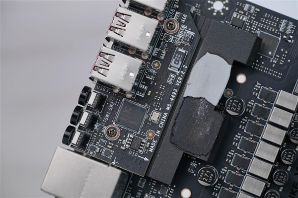 限量1000块!微星MEG X870E GODLIKE X EDITION主板图赏