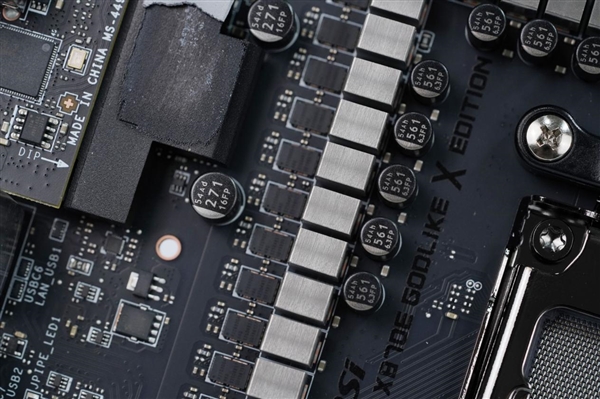 限量1000块!微星MEG X870E GODLIKE X EDITION主板图赏