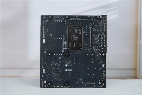 限量1000块!微星MEG X870E GODLIKE X EDITION主板图赏