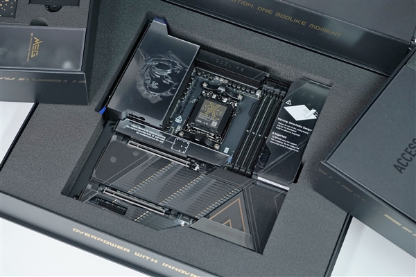 限量1000块!微星MEG X870E GODLIKE X EDITION主板图赏